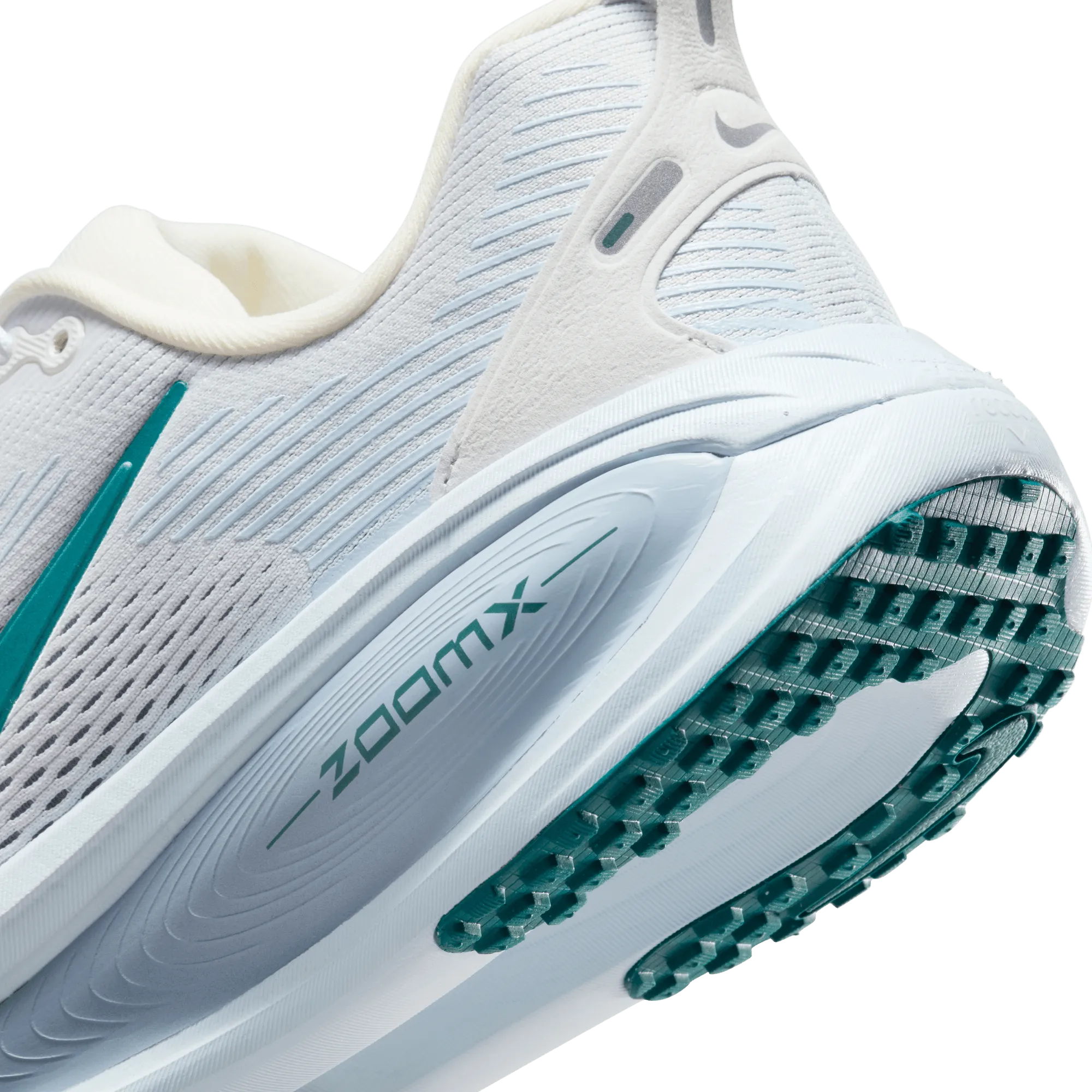 Nike Women's Vomero 18 Running Shoes