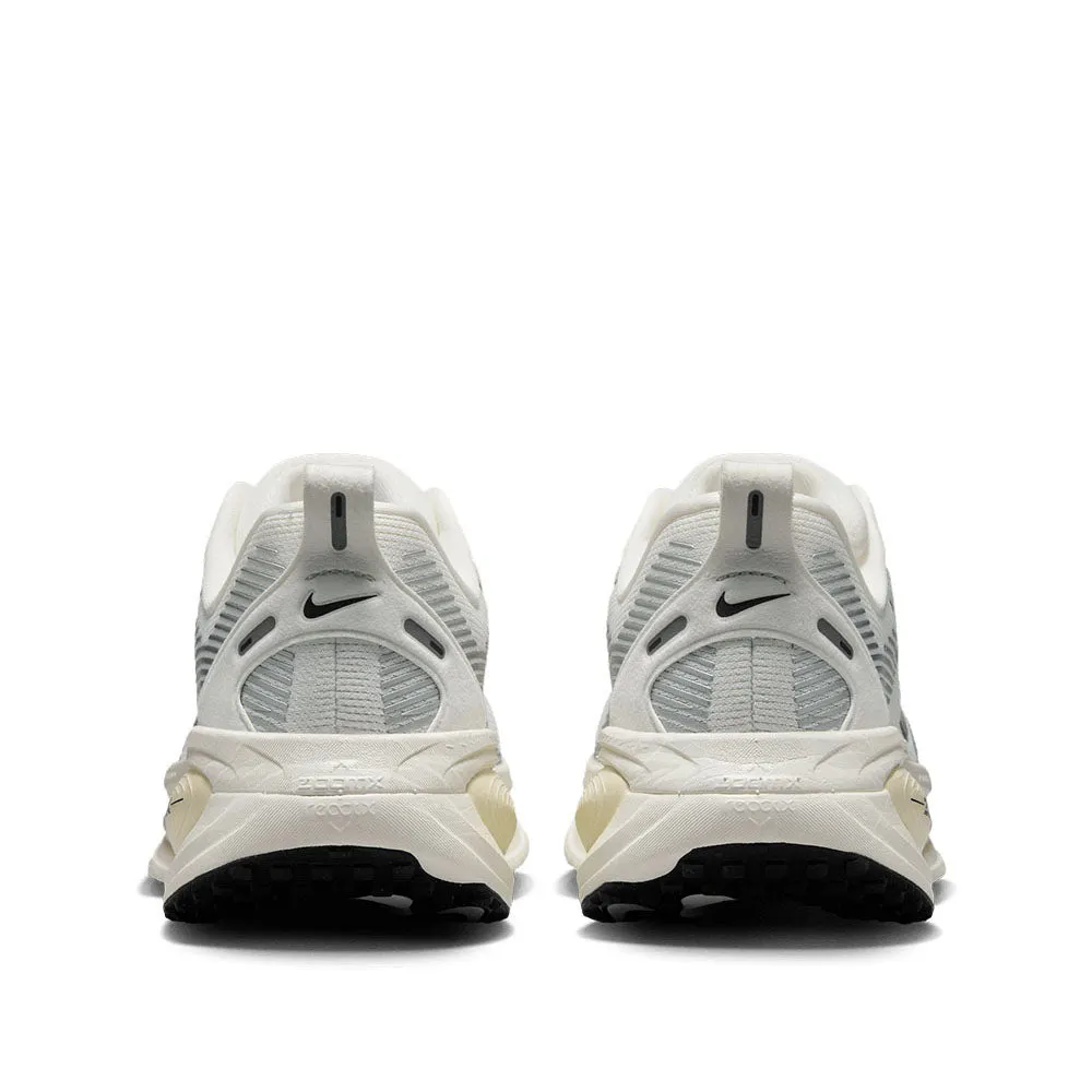 Nike Women's Vomero 18 Running Shoes