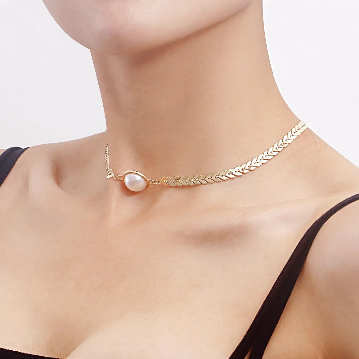 Pearl Necklaces for Women Gold Plated Pearl Necklaces Dainty Pearl Pendant Choker Necklaces Trendy Personality Pearl Statement Jewelry for Women