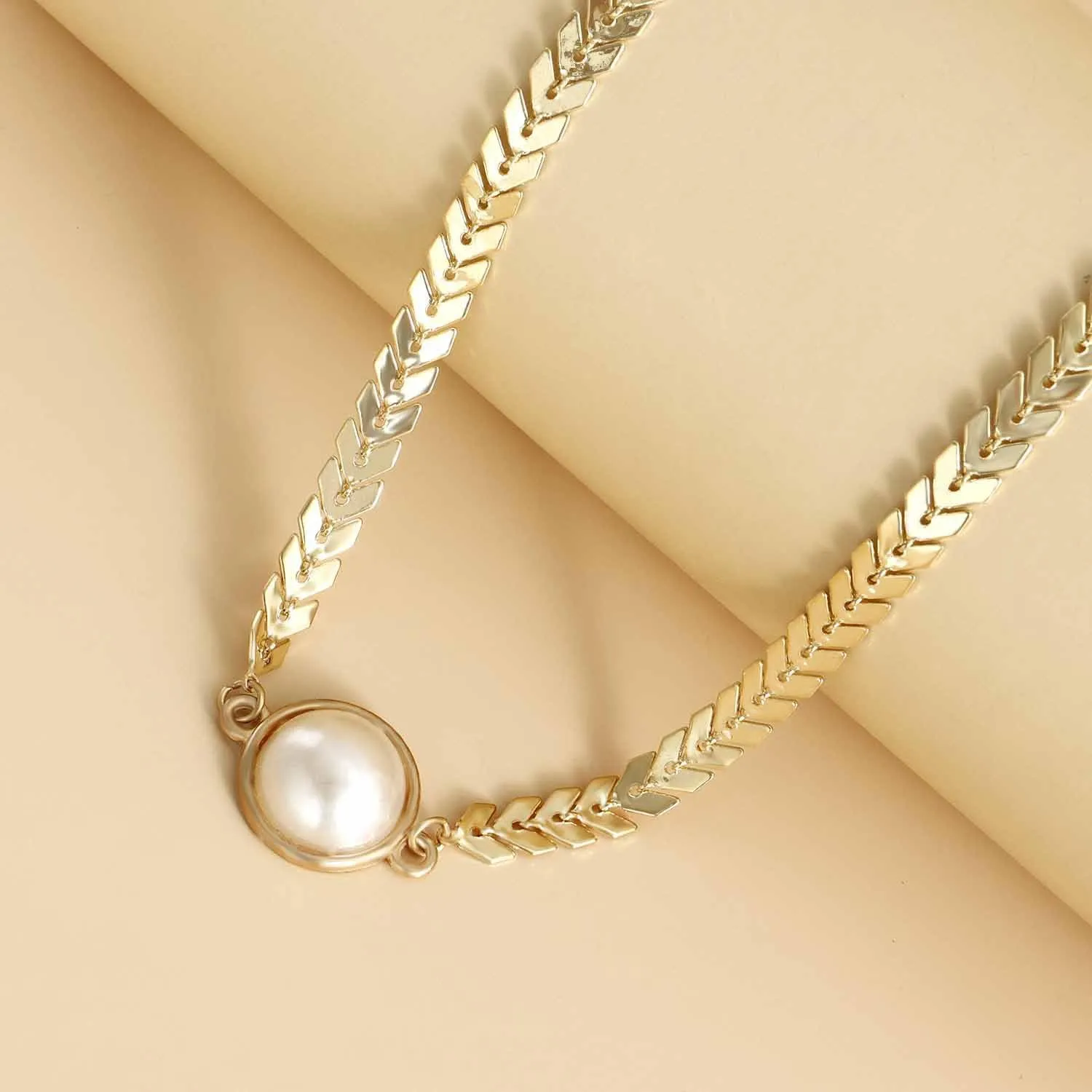Pearl Necklaces for Women Gold Plated Pearl Necklaces Dainty Pearl Pendant Choker Necklaces Trendy Personality Pearl Statement Jewelry for Women