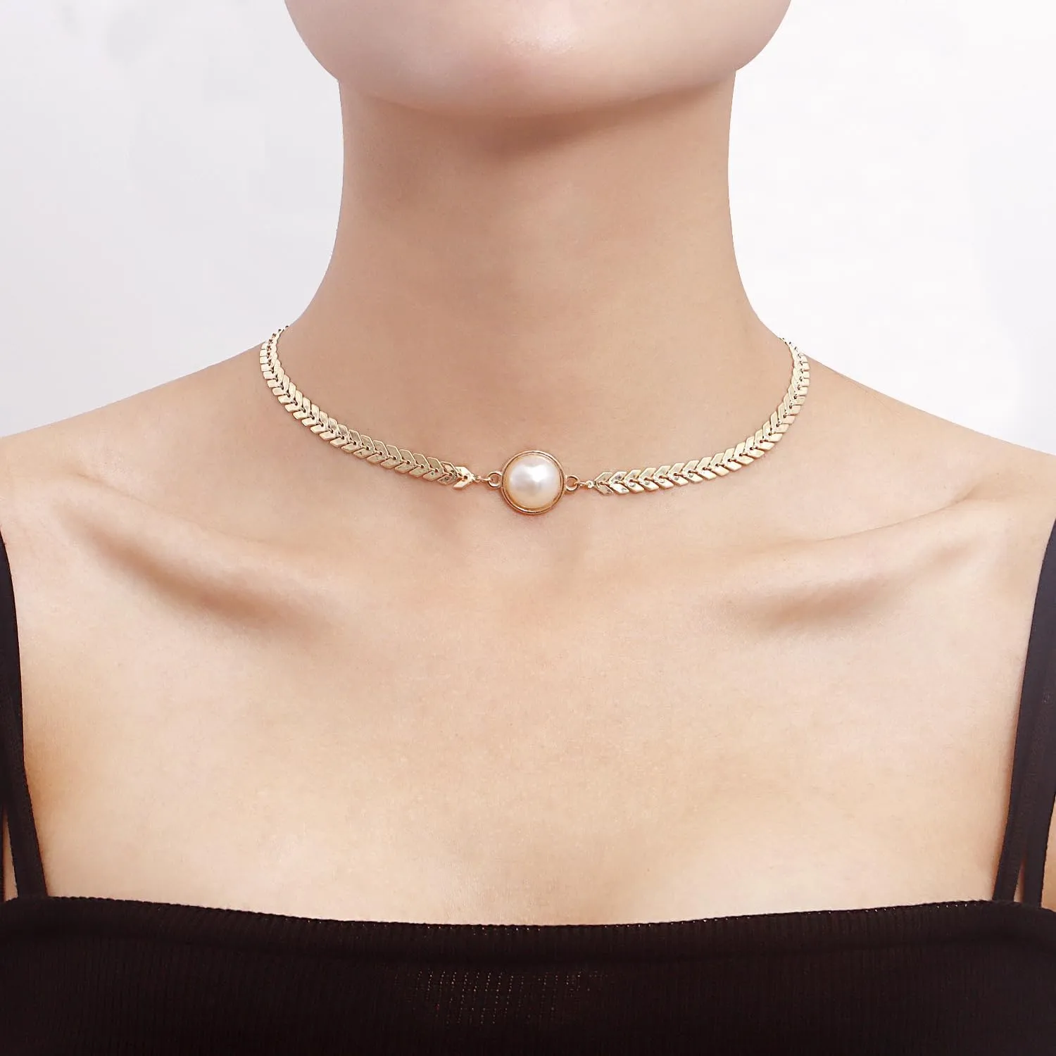 Pearl Necklaces for Women Gold Plated Pearl Necklaces Dainty Pearl Pendant Choker Necklaces Trendy Personality Pearl Statement Jewelry for Women